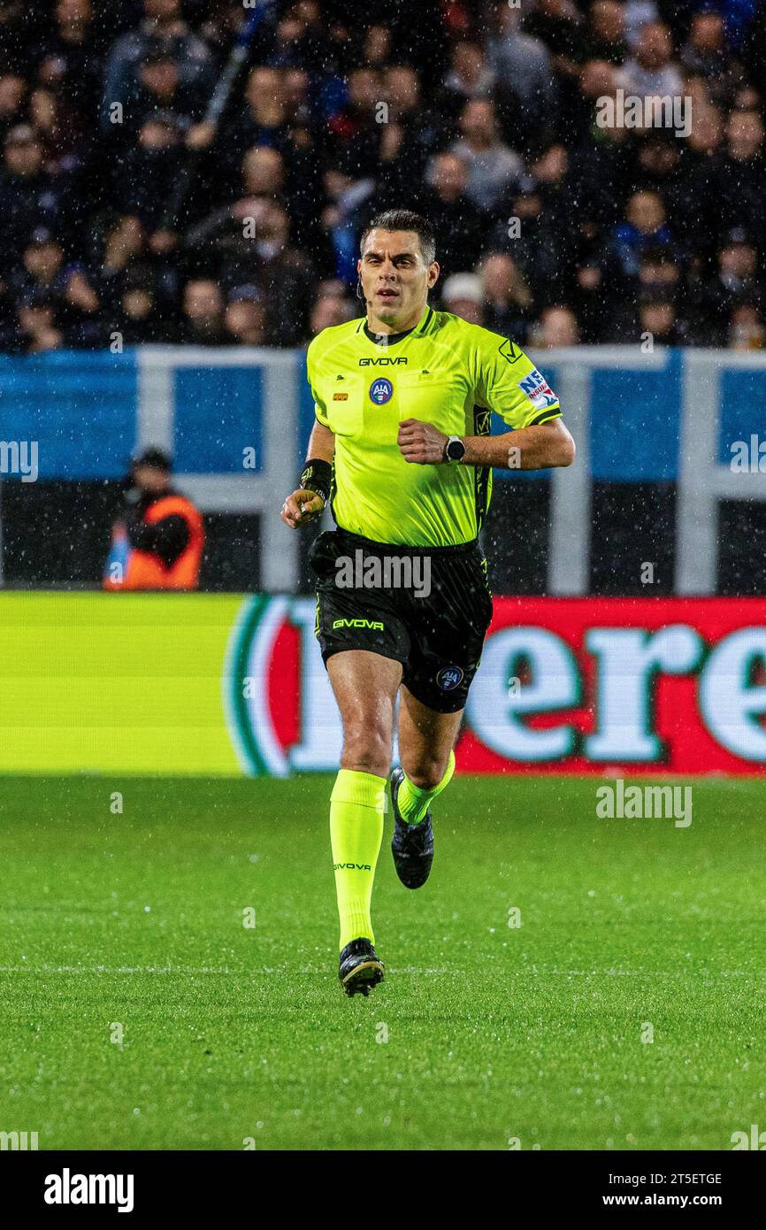 Bergamo, Italien. November 2023. Schiedsrichter Simone Sozza sieht beim Fußballspiel der Serie A zwischen Atalanta BC und FC Internazionale im Gewiss-Stadion in Aktion. (Endpunktzahl; Atalanta 1-2 Inter). Quelle: SOPA Images Limited/Alamy Live News Stockfoto