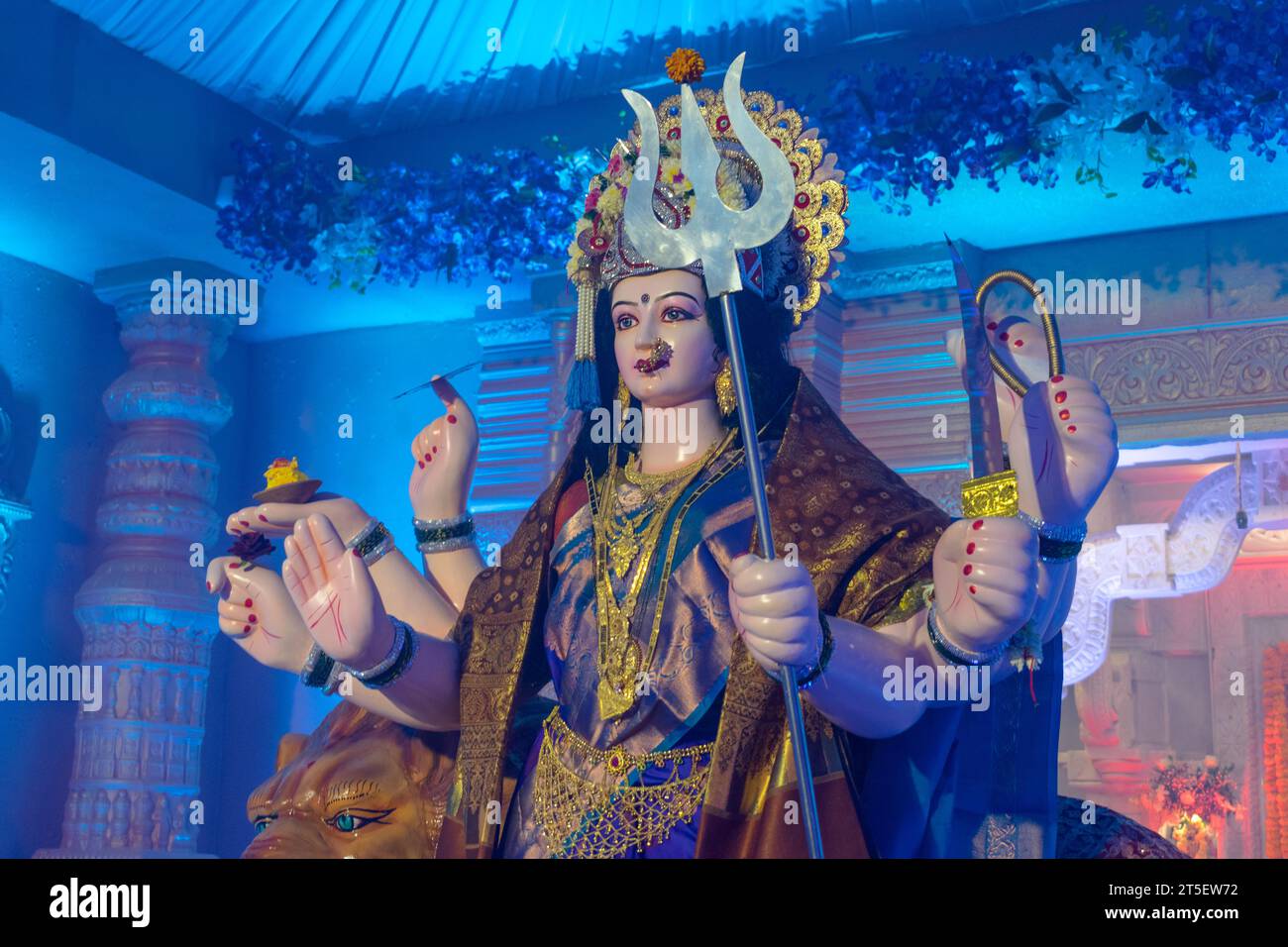 Ein wunderschönes Idol von Maa Durga, der während Navratri in Mumbai, Indien, bei einem Pandal verehrt wird Stockfoto
