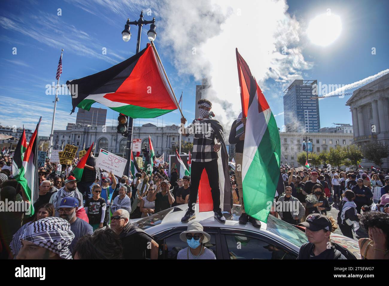 San Francisco, USA. November 2023. Während der Demonstration vor dem Rathaus schwenken die Menschen die Flaggen Palästinas. Mehr als zehntausend Menschen gehen auf die Straßen von San Francisco, um zu protestieren und für ein Ende des jüngsten Israel-Hamas-Krieges im Nahen Osten zu plädieren. Die Demonstranten halten Plakate, Banner und Fahnen während des marsches, der am Rathaus beginnt, die Market Street hinunter führt und dann zum Rathaus zurückkehrt. Dieser Protest ist Teil des Internationalen Tages der Solidarität zur Befreiung der Palästinenser, und die Demonstranten fordern auch ein Ende der US-Militärhilfe für Israel. Quelle: SOPA Images Limited Stockfoto