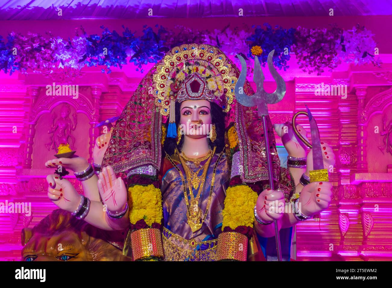 Ein wunderschönes Idol von Maa Durga, der während Navratri in Mumbai, Indien, bei einem Pandal verehrt wird Stockfoto