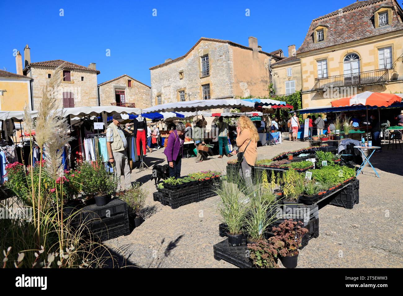 Markt in der bastide-Stadt Monpazier. Markttag auf dem Place des Cornières (zentraler Platz) der bastide-Stadt Monpazier in Périgord. Die Hist Stockfoto