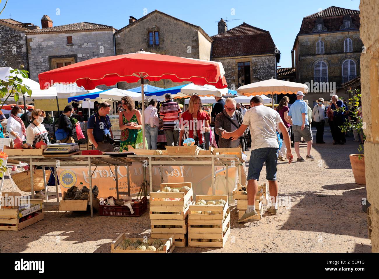 Markt in der bastide-Stadt Monpazier. Markttag auf dem Place des Cornières (zentraler Platz) der bastide-Stadt Monpazier in Périgord. Die Hist Stockfoto