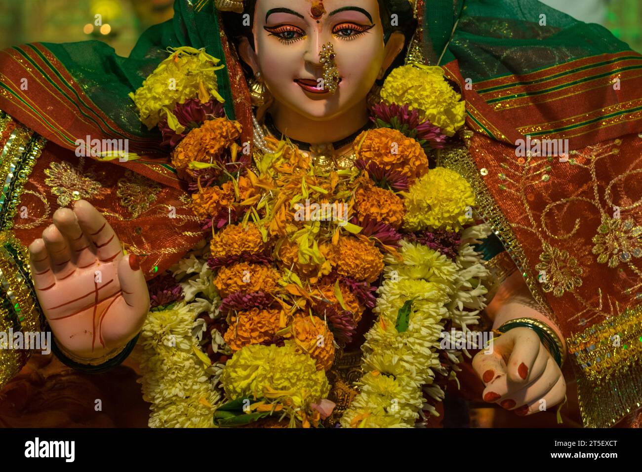 Ein wunderschönes Idol von Maa Durga, der während Navratri in Mumbai, Indien, bei einem Pandal verehrt wird Stockfoto