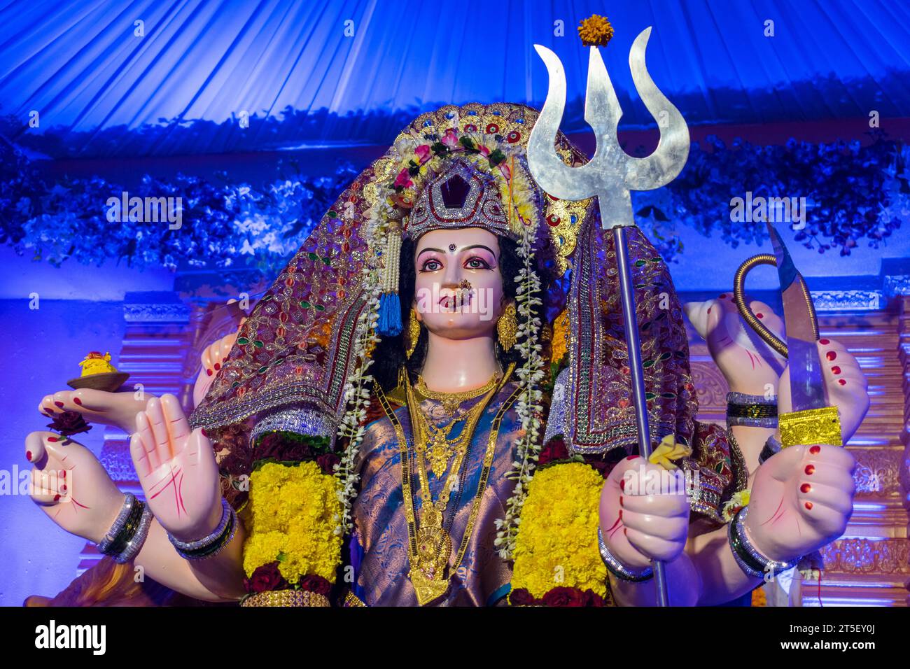 Ein wunderschönes Idol von Maa Durga, der während Navratri in Mumbai, Indien, bei einem Pandal verehrt wird Stockfoto