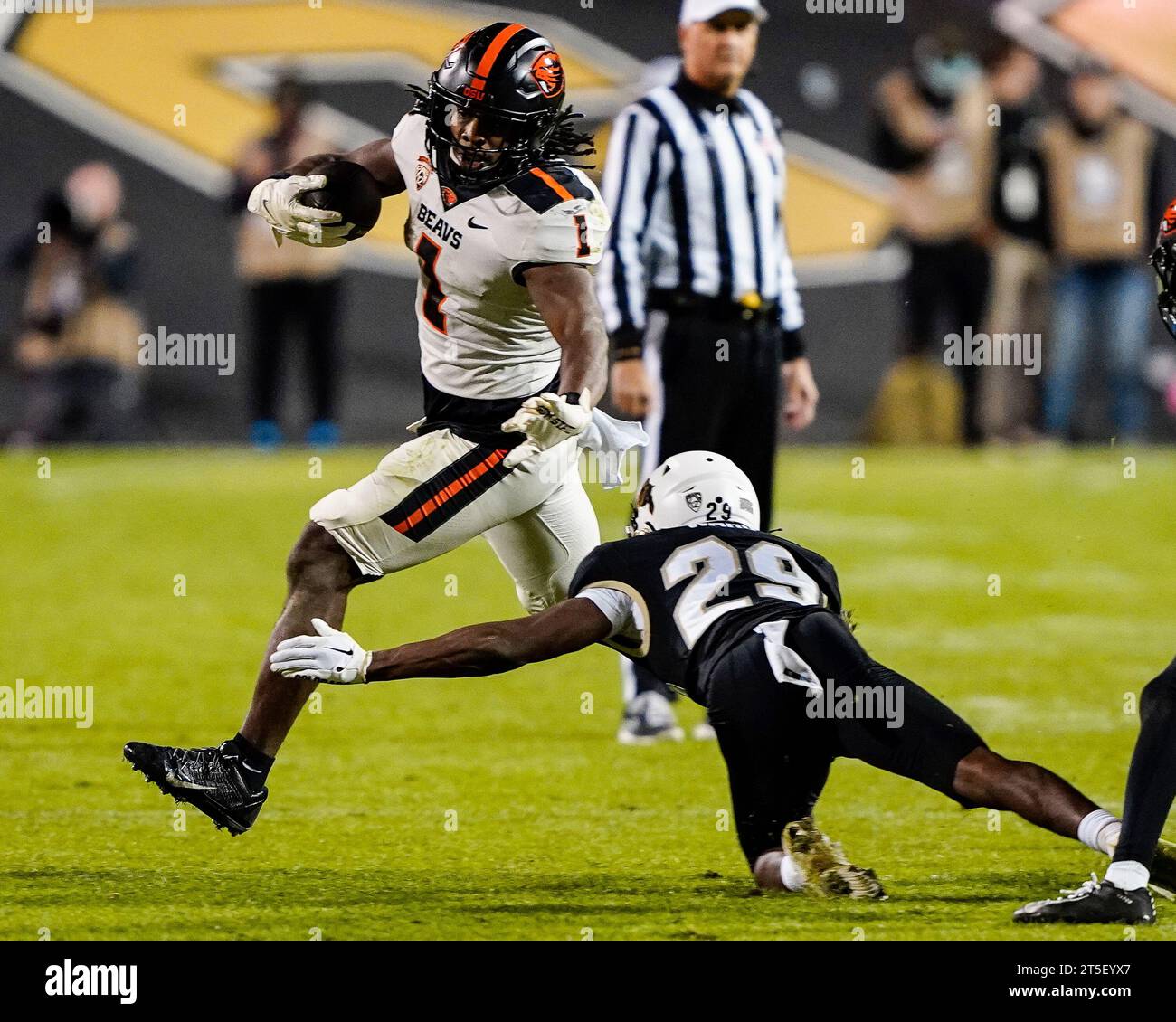 Boulder, CO, USA. November 2023. Die Oregon State Beavers Running Back Deshaun Fenwick (1) vermeidet in der zweiten Hälfte des Fußballspiels zwischen Colorado und Oregon State in Boulder, CO. DEN Schutz der Colorado Buffaloes Rodrick Ward (29). Derek Regensburger/CSM (Bild: © Derek Regensburger/Cal Sport Media). Quelle: csm/Alamy Live News Stockfoto