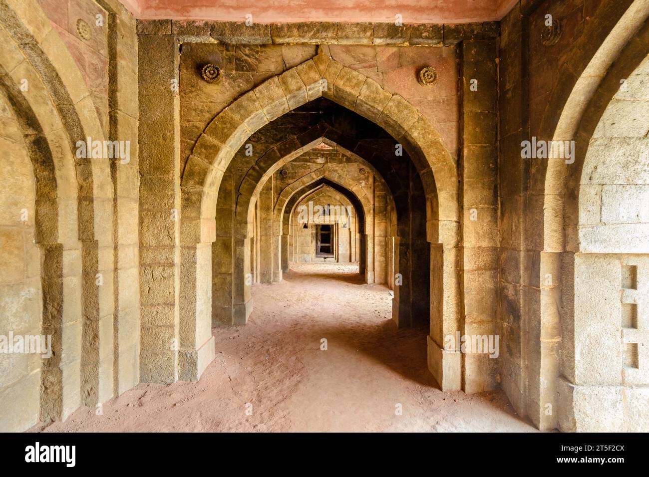 Freiluft-Saal mit gewölbtem Dach und Bogentüren im Mogul-Stil, rund um das Grab von Sikandar Lodi in den Lodhi Gardens, Delhi, Indien Stockfoto