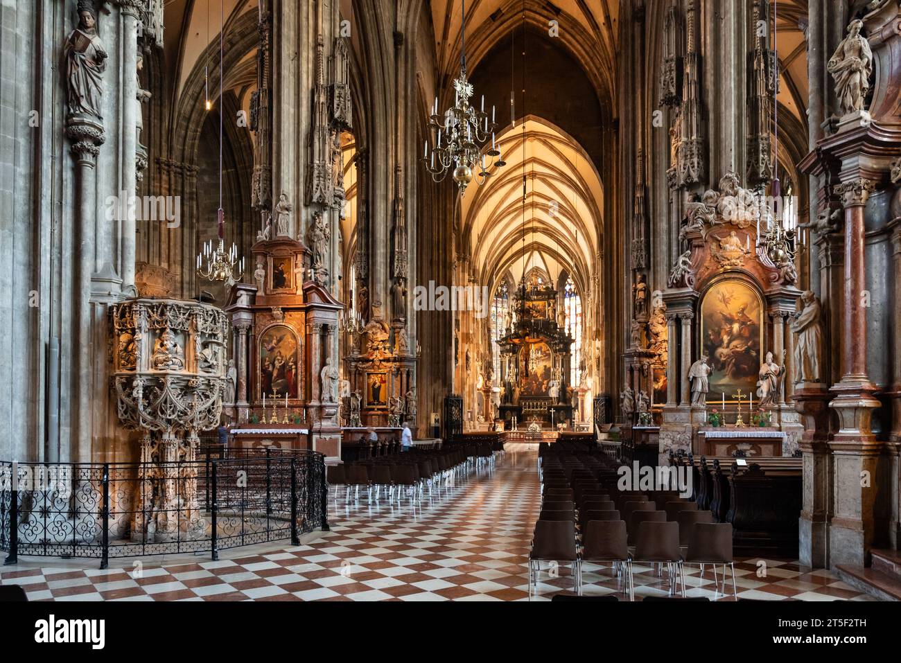 Wien, Österreich 29. September 2023. Gotisches Inneres der römisch-katholischen St. stephansdom Stockfoto
