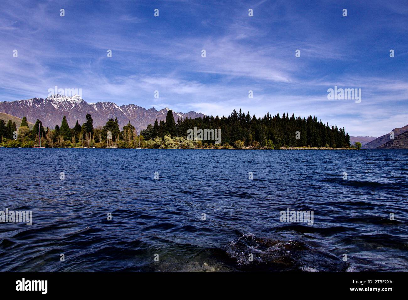 Blick vom Ufer des St Omer Park auf Lake Wakatipu in Queenstown Neuseeland 2023. Wunderschöner klarer Tag, was bedeutet, dass Sie über den See sehen können. Stockfoto