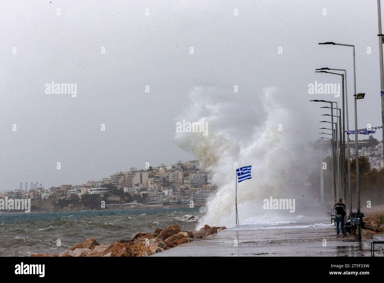 Athen, Griechenland. November 2023. Wellen treffen am 4. November 2023 in Athen, Griechenland. Quelle: Marios Lolos/Xinhua/Alamy Live News Stockfoto