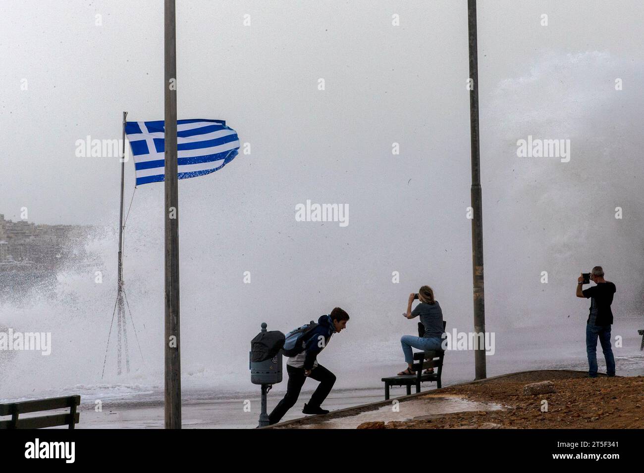 Athen, Griechenland. November 2023. Wellen treffen am 4. November 2023 in Athen, Griechenland. Quelle: Marios Lolos/Xinhua/Alamy Live News Stockfoto