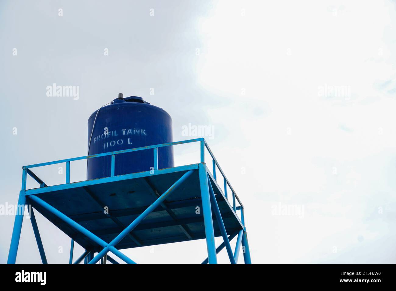Blauer Wassertank auf dem Turm mit blauem Himmel Hintergrund Stockfoto