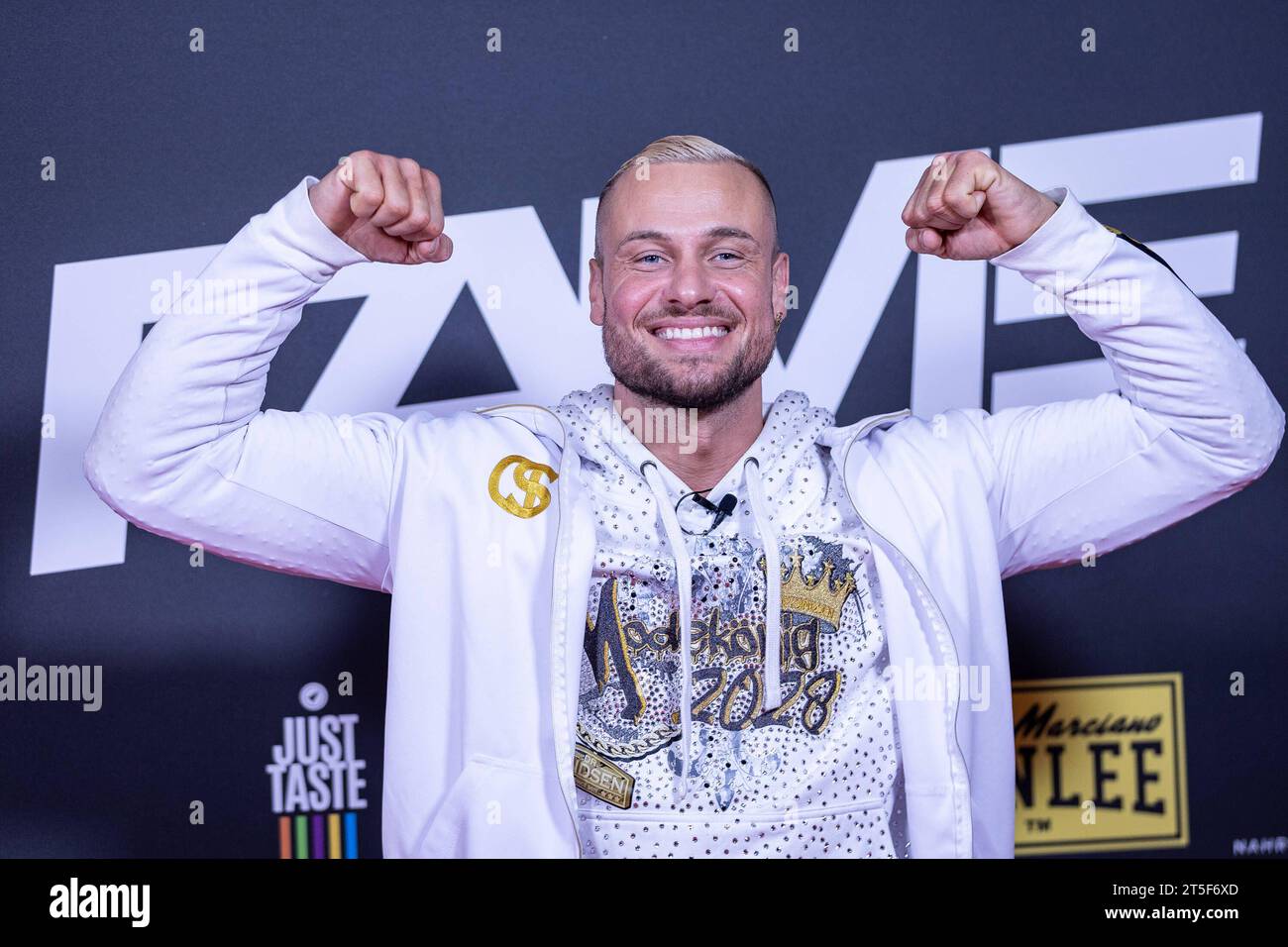 FAME FIGHTING 2023 - Boxevent mit Influencern und Reality-Stars Eric Sindermann Post auf dem roten Teppich - Zahlreiche Reality-Stars und Influencer duellieren sich beim ersten Fame Fighting im Bonner Maritim Hotel im Ring. Viele Kämpfen gehen offen ausgetragene Streitigkeiten voraus. Organisiert wird der Abend von Eugen Lopez. Bonn Maritim Hotel NRW Deutschland *** FAME FIGHTING 2023 Boxing Event mit Influencern und Reality Stars Eric Sindermann postet auf dem roten Teppich zahlreiche Reality Stars und Influencer duellieren im Ring beim First Fame Fighting im Maritim Hotel in Bonn viele Kämpfe Stockfoto