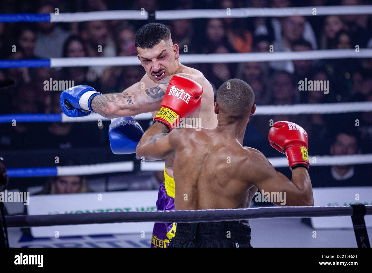 FAME FIGHTING 2023 - Boxevent mit Influencern und Reality-Stars harter Kampf zwischen Kevin Njie und Nicolas Nizou - Zahlreiche Reality-Stars und Influencer duellieren sich beim ersten Fame Fighting im Bonner Maritim Hotel im Ring. Viele Kämpfen gehen offen ausgetragene Streitigkeiten voraus. Organisiert wird der Abend von Eugen Lopez. Bonn Maritim Hotel NRW Deutschland *** FAME FIGHTING 2023 Boxing Event mit Influencern und Reality Stars harter Kampf zwischen Kevin Njie und Nicolas Nizou zahlreiche Reality Stars und Influencer duellieren im Ring beim First Fame Fighting im Maritim Hotel i Stockfoto