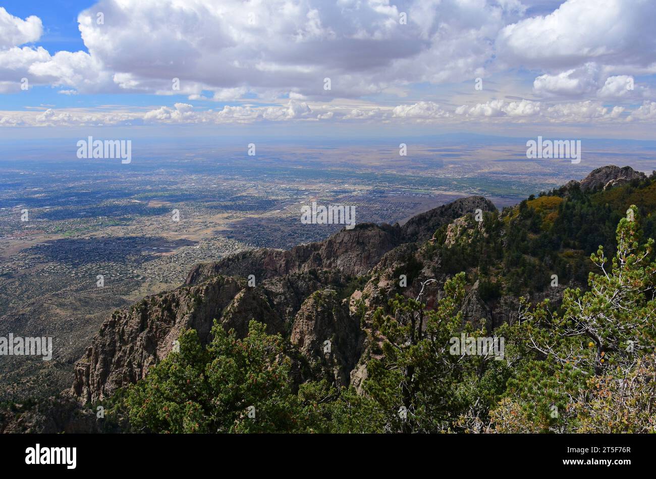 Panoramablick auf Granitgipfel und albuquerque von der Spitze der sandia Peak Tramway, albuquerque, New mexico Stockfoto