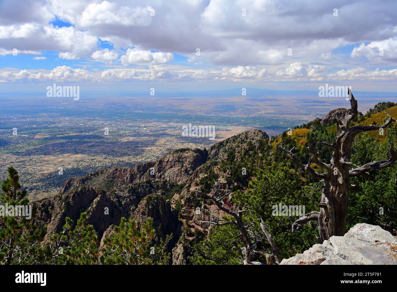 Panoramablick auf Granitgipfel und albuquerque von der Spitze der sandia Peak Tramway, albuquerque, New mexico Stockfoto