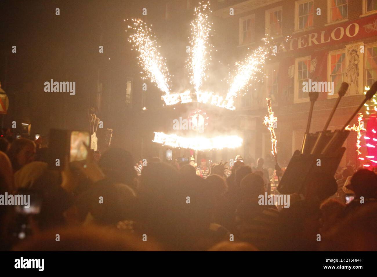 Lewes, Sussex UK. 04/November/2023 in Sussex Town findet die berühmte Bonfire-Nacht-Feier statt die Stadt Lewes feiert jährlich die Bonfire-Nacht. Die Lewes-Parade ist weltberühmt und zieht trotz sintflutartigen Regens Tausende von Menschen an. Vermerk: Roland Ravenhill/Alamy. Stockfoto