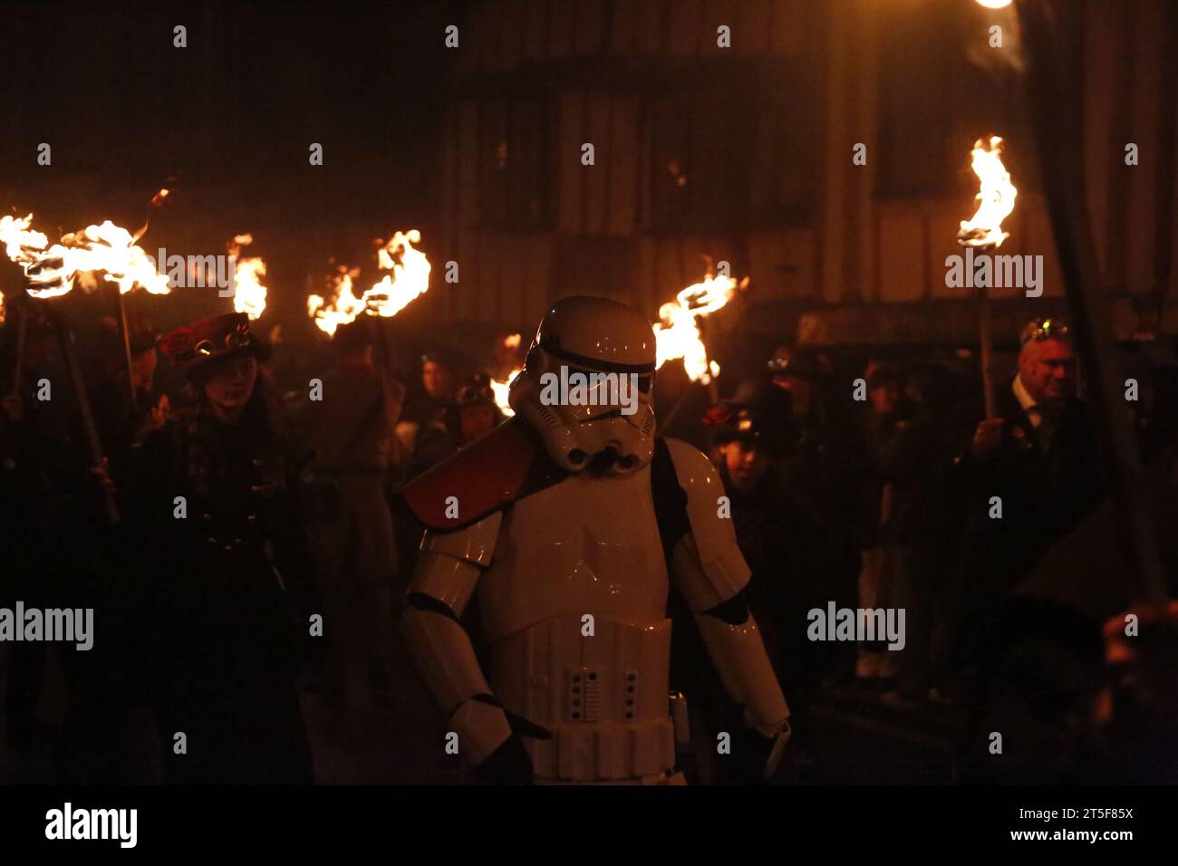 Lewes, Sussex UK. 04/November/2023 in Sussex Town findet die berühmte Bonfire-Nacht-Feier statt die Stadt Lewes feiert jährlich die Bonfire-Nacht. Die Lewes-Parade ist weltberühmt und zieht trotz sintflutartigen Regens Tausende von Menschen an. Vermerk: Roland Ravenhill/Alamy. Stockfoto