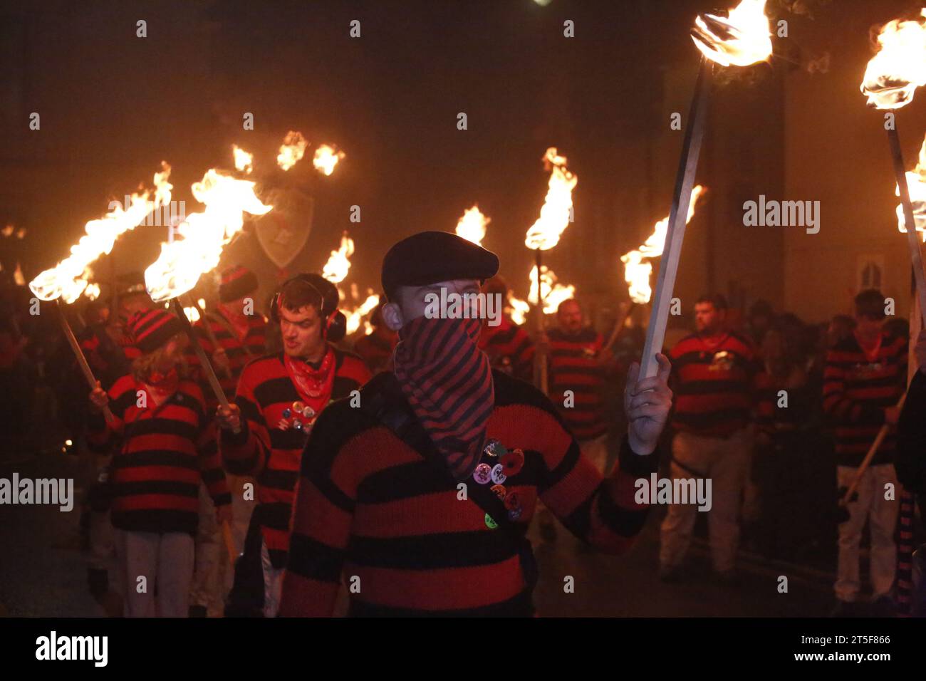 Lewes, Sussex UK. 04/November/2023 in Sussex Town findet die berühmte Bonfire-Nacht-Feier statt die Stadt Lewes feiert jährlich die Bonfire-Nacht. Die Lewes-Parade ist weltberühmt und zieht trotz sintflutartigen Regens Tausende von Menschen an. Vermerk: Roland Ravenhill/Alamy. Stockfoto