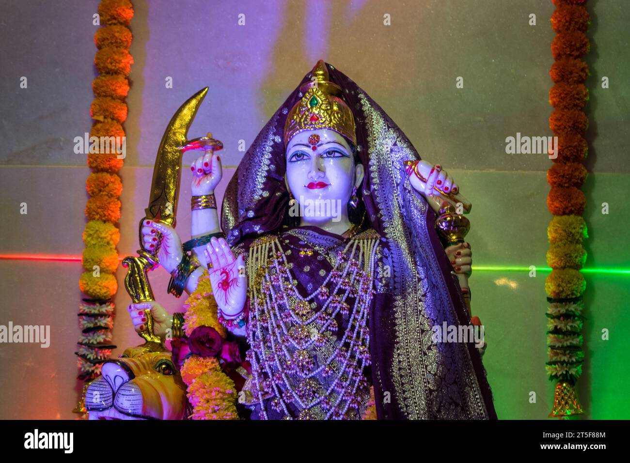 Ein wunderschönes Idol von Maa Durga, der während Navratri in Mumbai, Indien, bei einem Pandal verehrt wird Stockfoto