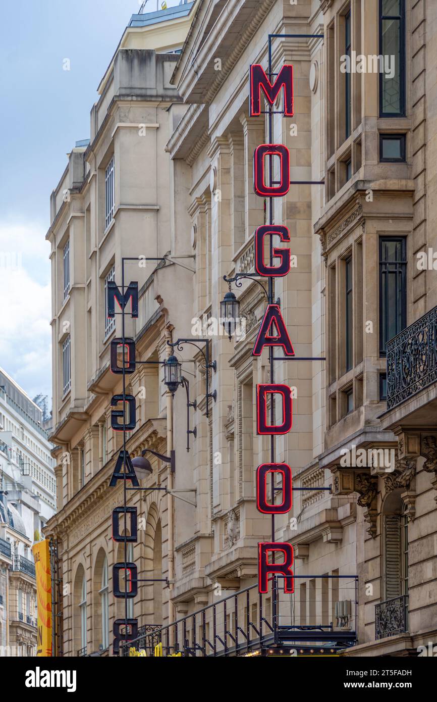 Nahaufnahme des Zeichens des Théâtre Mogador, einem Pariser Bühnentheater und Aufführungssaal im 9. Arrondissement von Paris Stockfoto