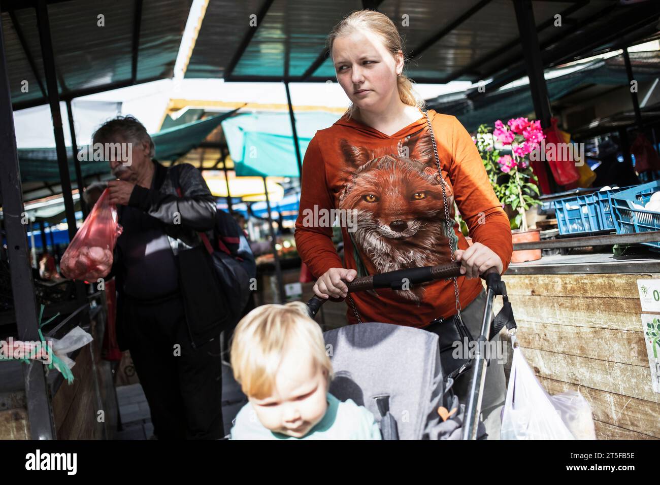 Belgrad, Serbien, 24. Oktober 2023: Eine Einwandererin aus Russland mit einem Kind, das auf dem Marktplatz einkaufen will Stockfoto