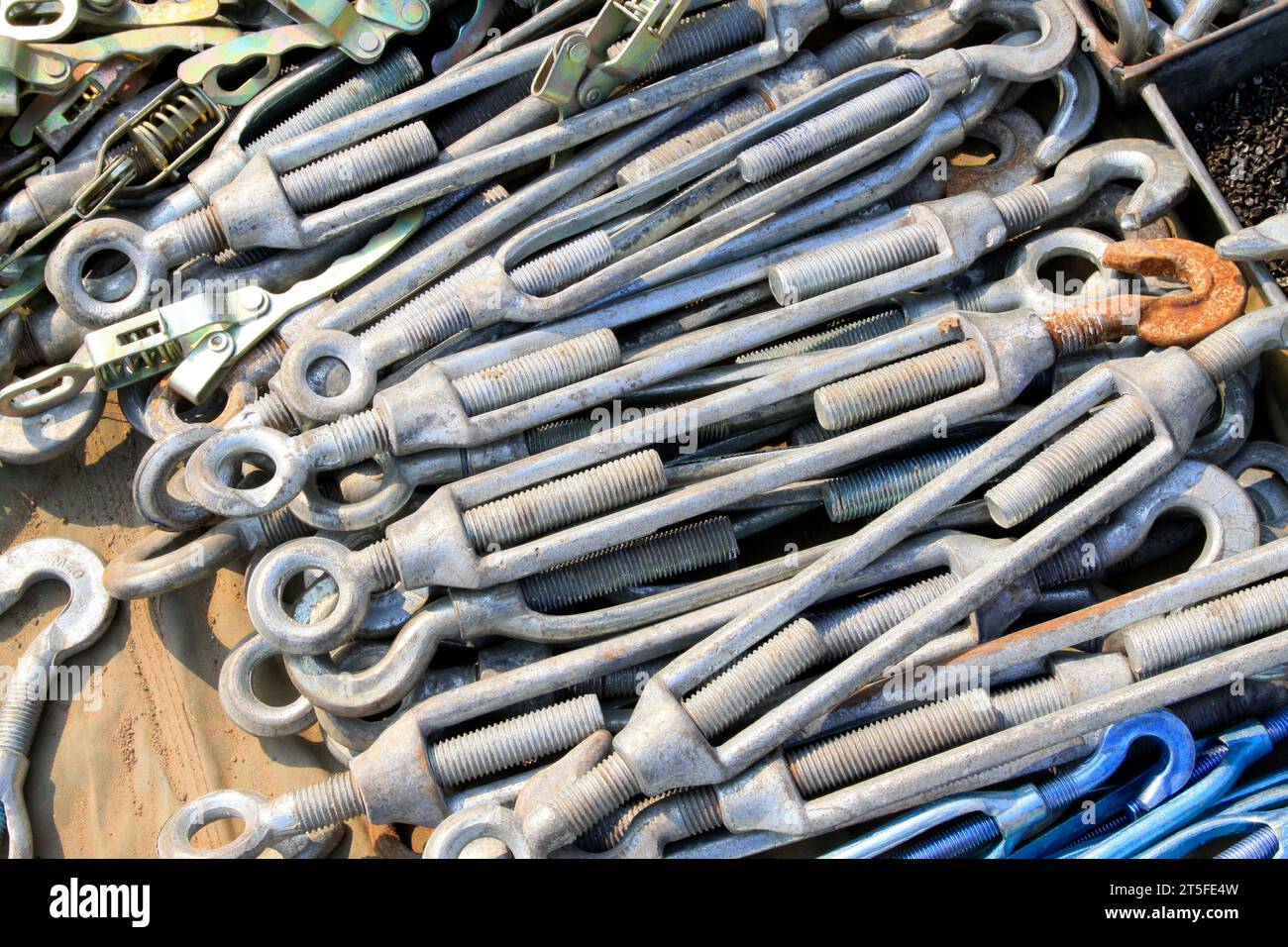 Befestigungsteile für lange Schrauben, Nahaufnahme des Fotos Stockfoto