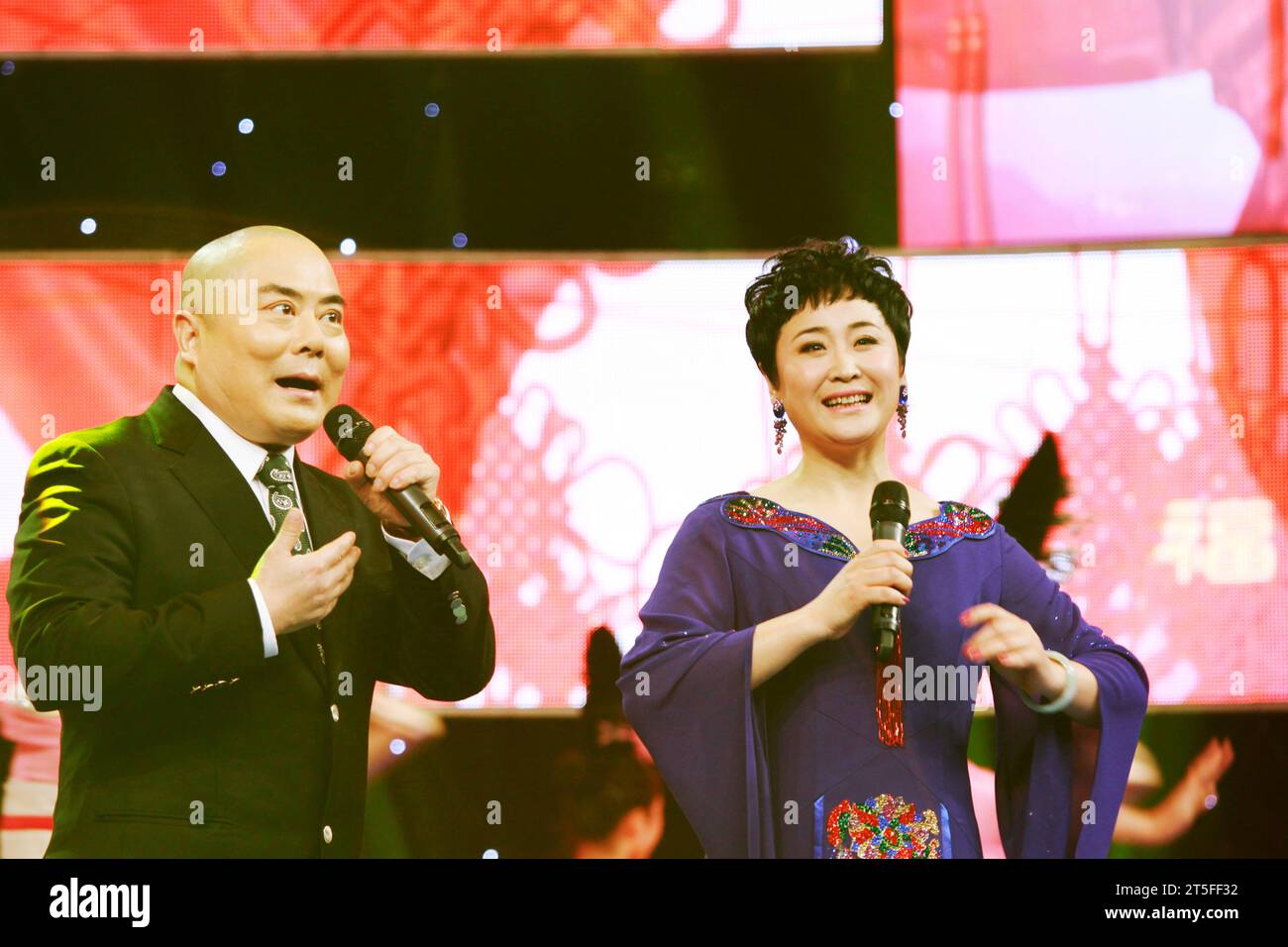 Peking - 25. November: Der berühmte Peking Opernkünstler YangChi und GuanBo auf der Bühne des chinesischen Zentralfernsehens, am 25. november 2013, peking, Kinn Stockfoto