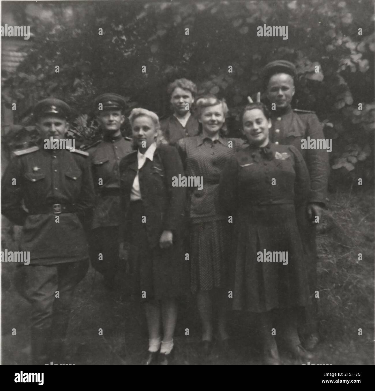 Vintage-Amateurgruppenfoto von glücklichem sowjetischem Militär nach dem 2. weltkrieg, Deutschland, 1946-1948 Stockfoto