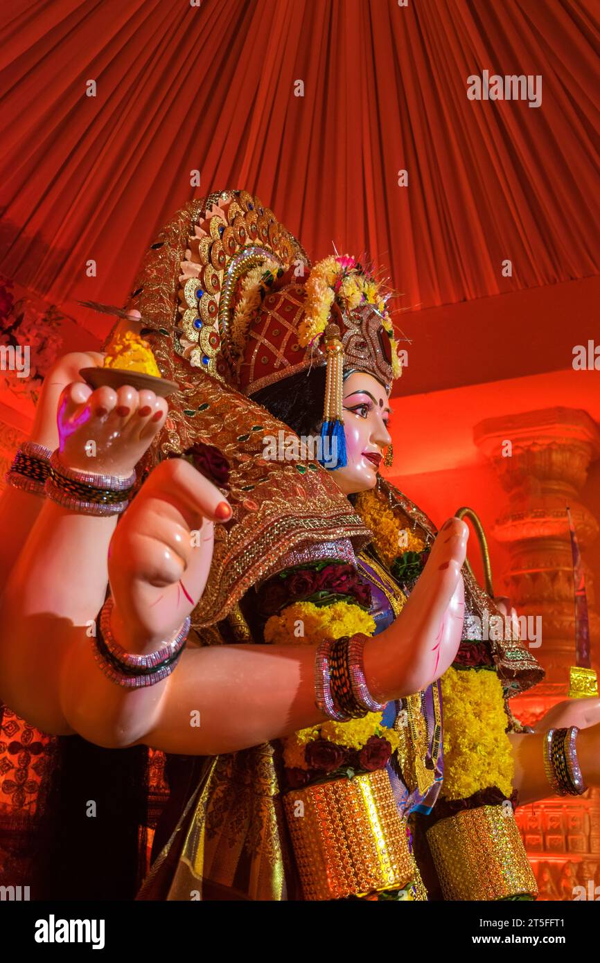 Ein wunderschönes Idol von Maa Durga, der während Navratri in Mumbai, Indien, bei einem Pandal verehrt wird Stockfoto