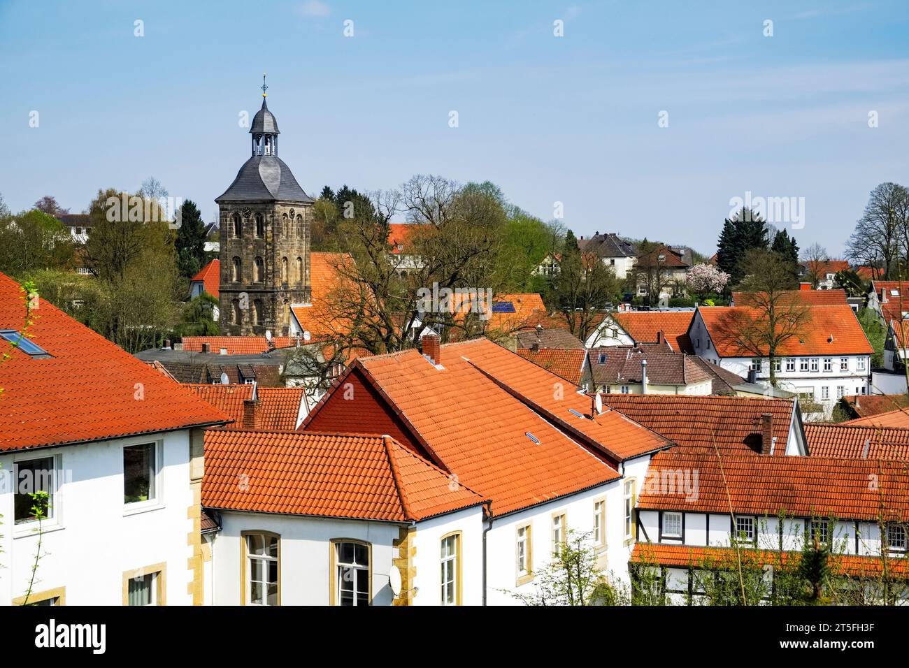Sterben evangelisch Stadtkirche - Die evangelische Stadtkirche - von Tecklenburg mit seinen umliegenden Nachbarschaft von roten Ziegeldächern Stockfoto