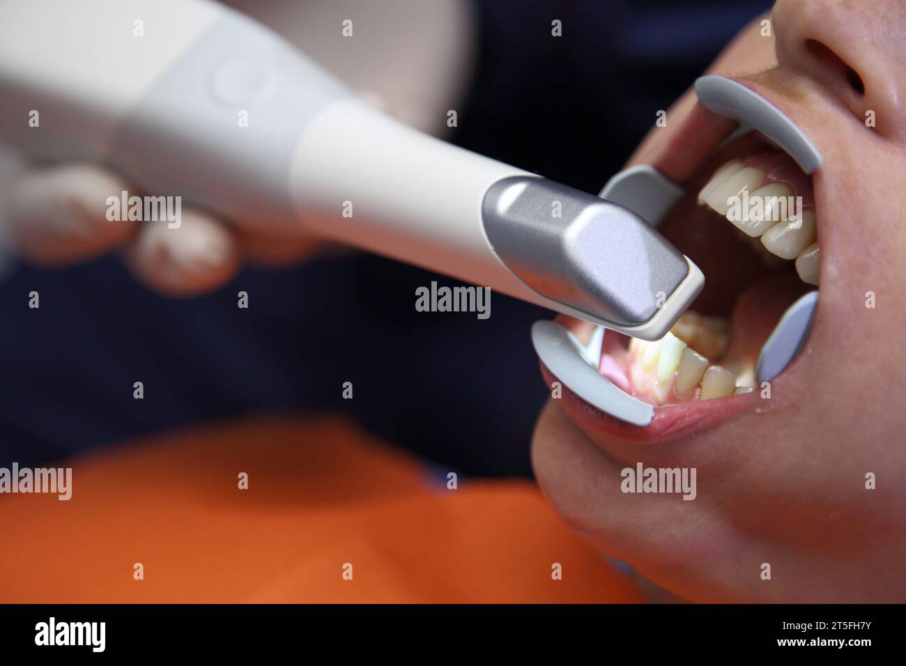 Zahnärztliche Praxis. Panorama-3D-Dentalscan. Der Zahnarztarbeitsplatz. Junge Frau, die Zahnarzt in der Klinik besucht. Männlicher Zahnarzt mit Patient in der Klinik. Stockfoto