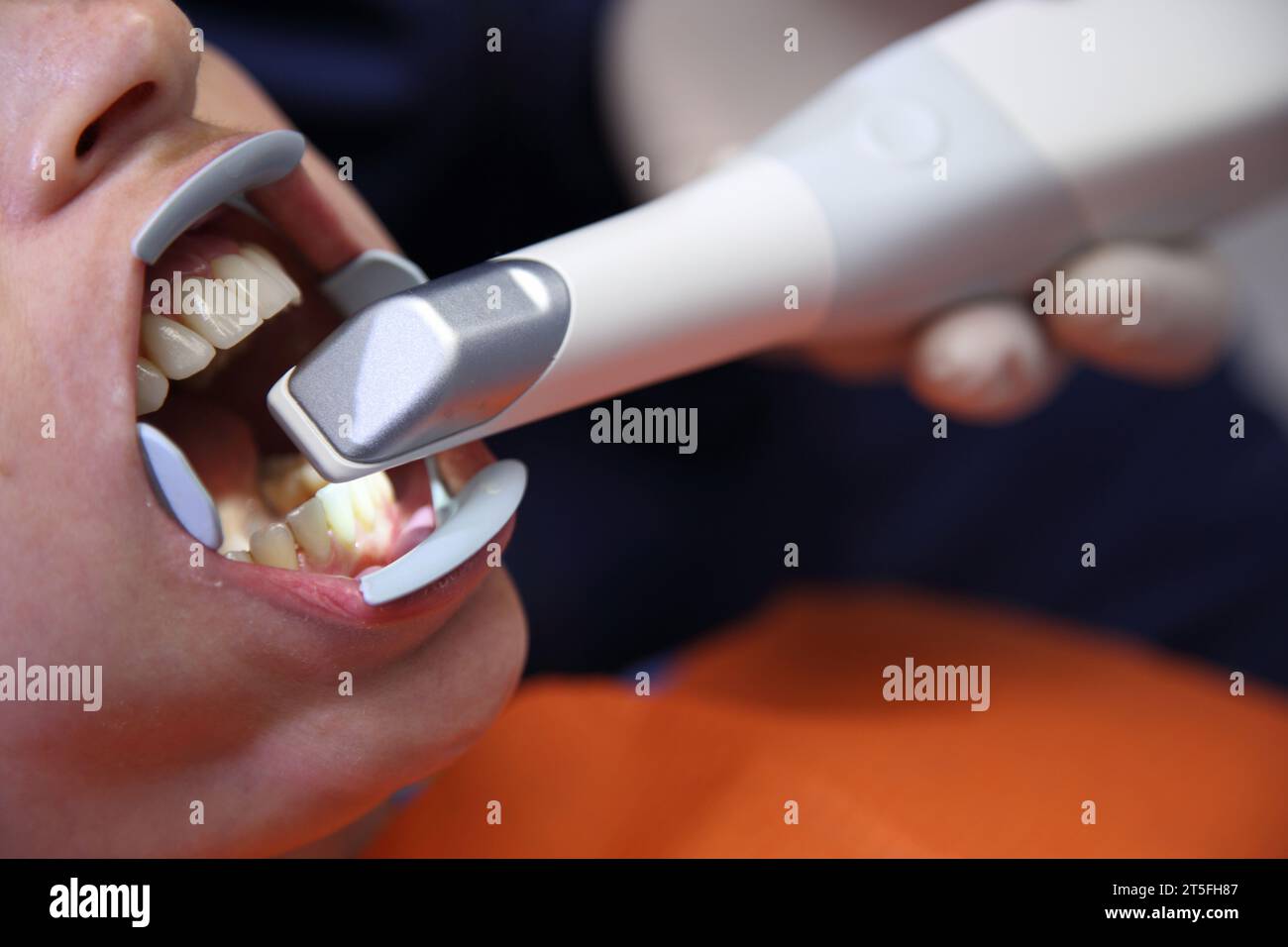 Zahnärztliche Praxis. Panorama-3D-Dentalscan. Der Zahnarztarbeitsplatz. Junge Frau, die Zahnarzt in der Klinik besucht. Männlicher Zahnarzt mit Patient in der Klinik. Stockfoto