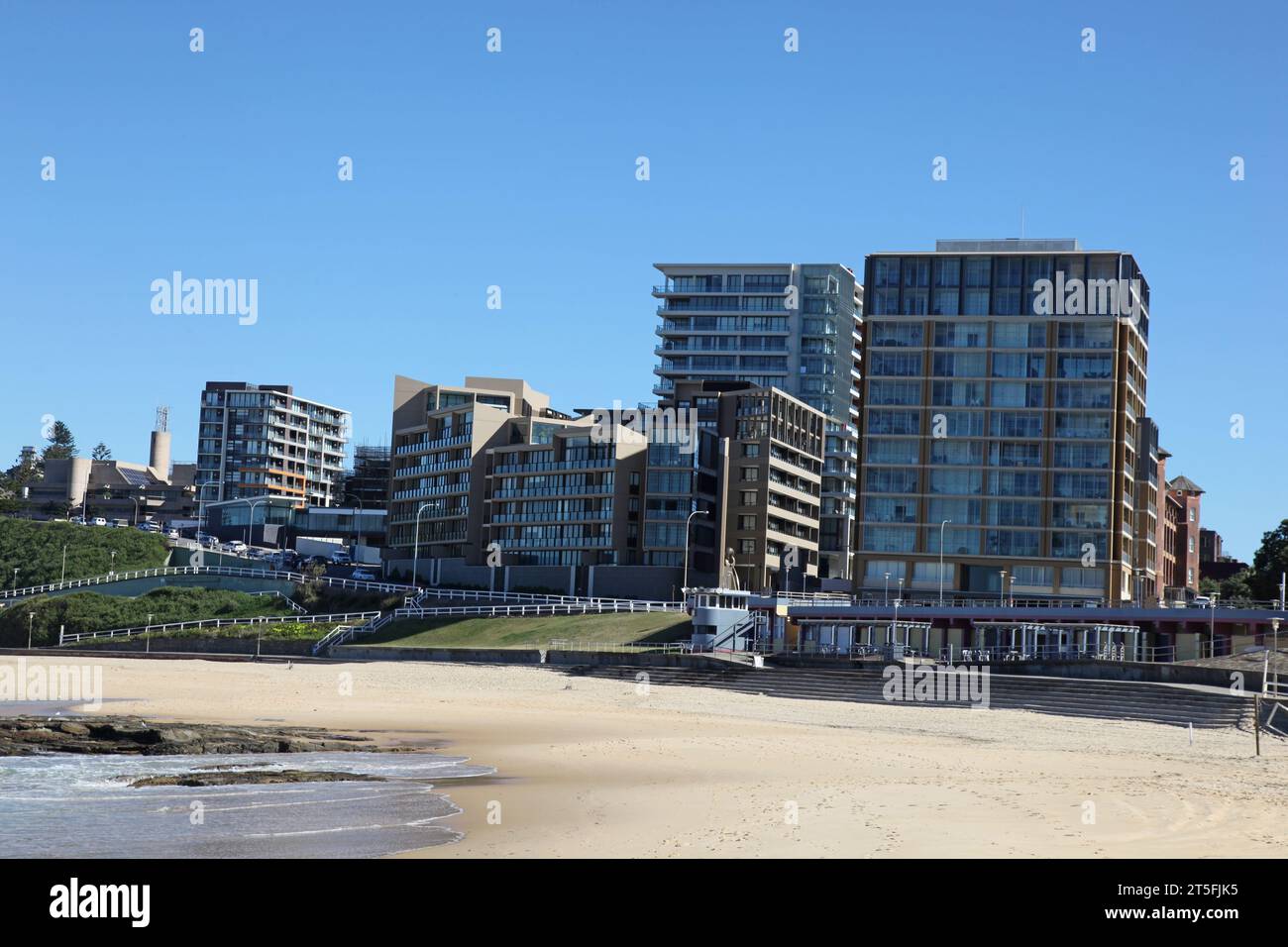 Newcastle Beach - Newcastle ist die zweitälteste Stadt Australiens und hat die Stadterneuerung beendet. Es wird zu einem beliebten Reiseziel, nur ein Paar Stockfoto