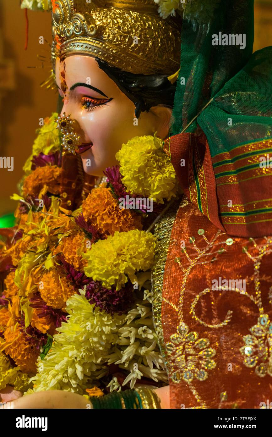 Ein wunderschönes Idol von Maa Durga, der während Navratri in Mumbai, Indien, bei einem Pandal verehrt wird Stockfoto