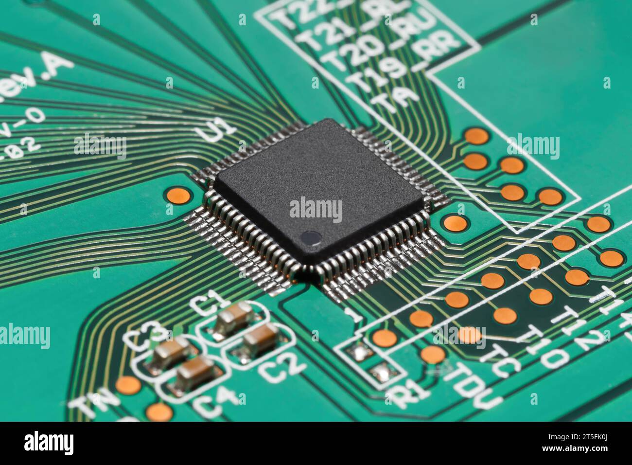 Chip auf einer grünen Leiterplatte. Technologien, Mikroelektronik. Makrofotografie Stockfoto