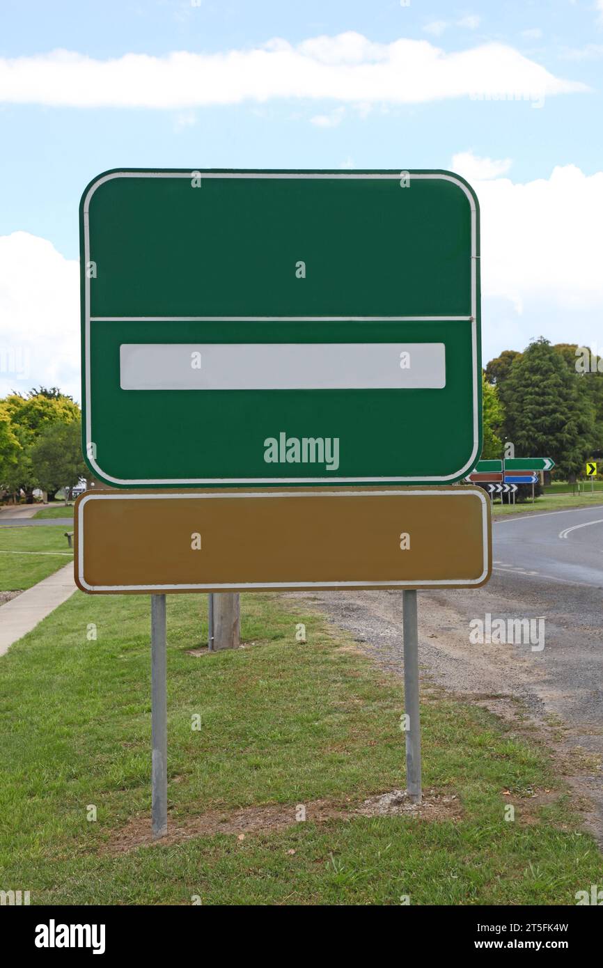 Ein leeres Schild am Straßenrand. Fügen Sie Ihren eigenen Text oder Ihr eigenes Design hinzu Stockfoto