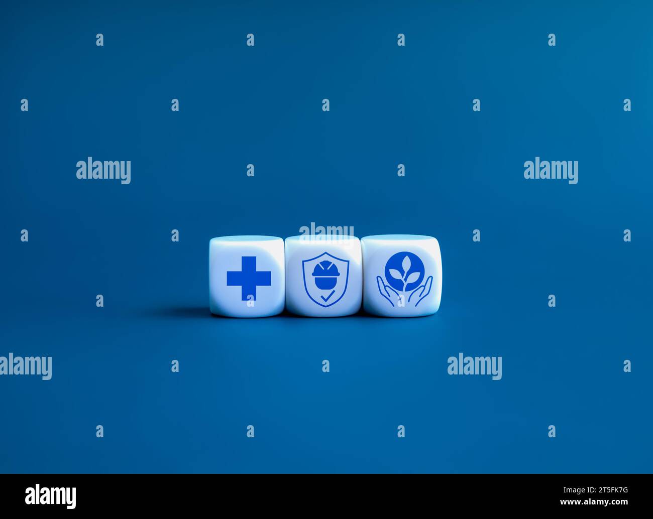 HSE-Konzept mit Symbol für Gesundheit Sicherheit Umwelt und Bildungsindustrie auf weißen Würfel Blöcken auf blauem Hintergrund. Qualität des Umweltmanagements und Stockfoto