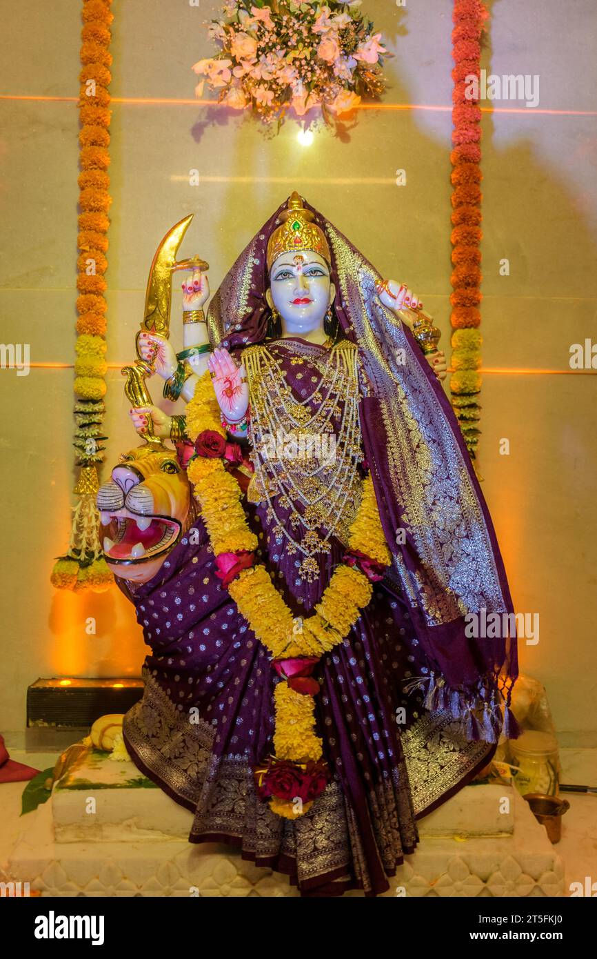 Ein wunderschönes Idol von Maa Durga, der während Navratri in Mumbai, Indien, bei einem Pandal verehrt wird Stockfoto