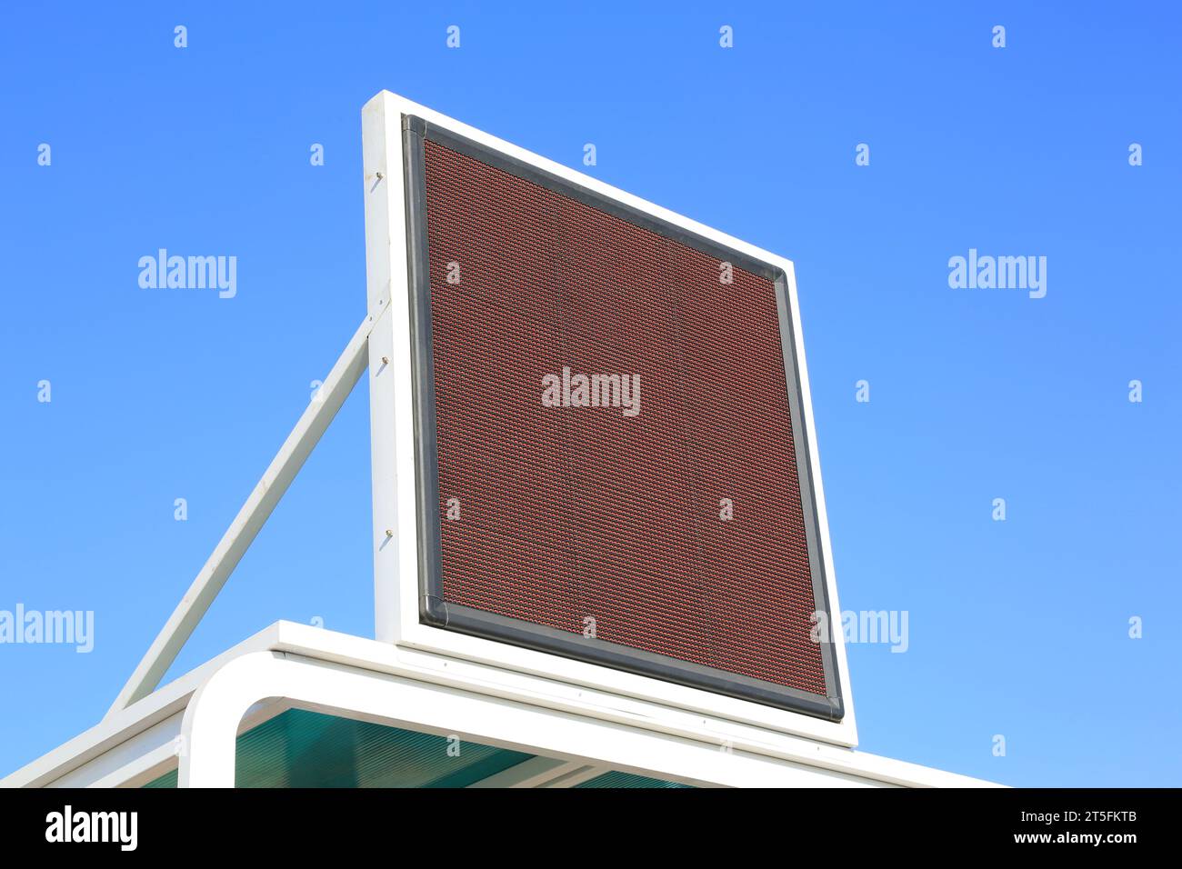 Sonnenkollektoren unter dem blauen Himmel, Nahaufnahme des Fotos Stockfoto