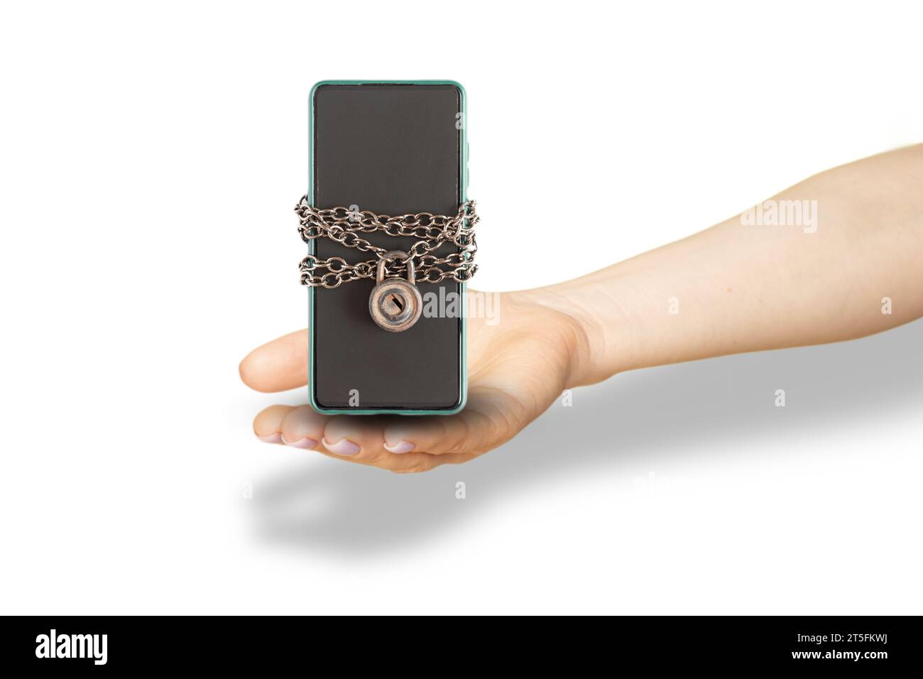 Die Hand einer Frau hält ein Mobiltelefon an einer Kette mit einem Vorhängeschloss auf weißem Hintergrund, Datenschutz und Diebstahlsicherheit, Technologie Stockfoto