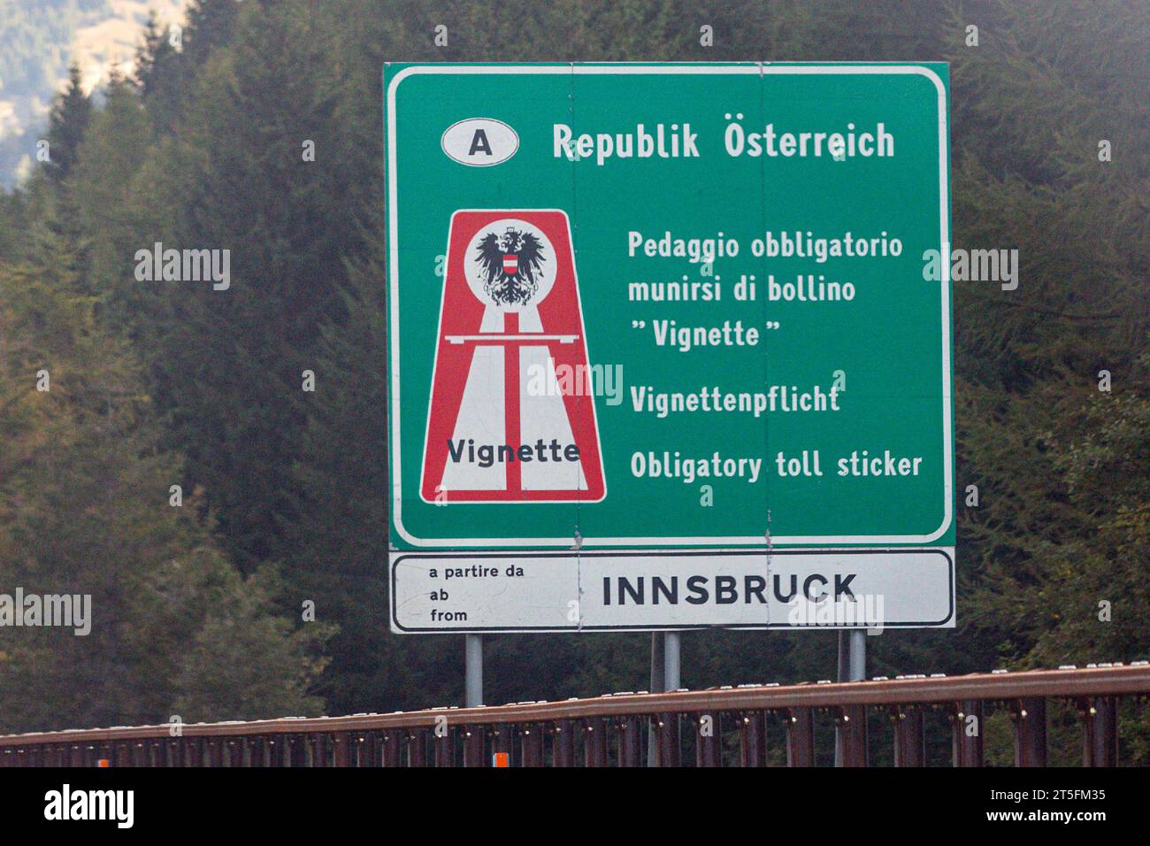 Schild Vignettenpflicht auf der A13 in Österreich bei Innsbruck. Vignettepflicht *** Vignettepflicht auf der A13 in Österreich bei Innsbruck Vignette-Verpflichtung Kredit: Imago/Alamy Live News Stockfoto
