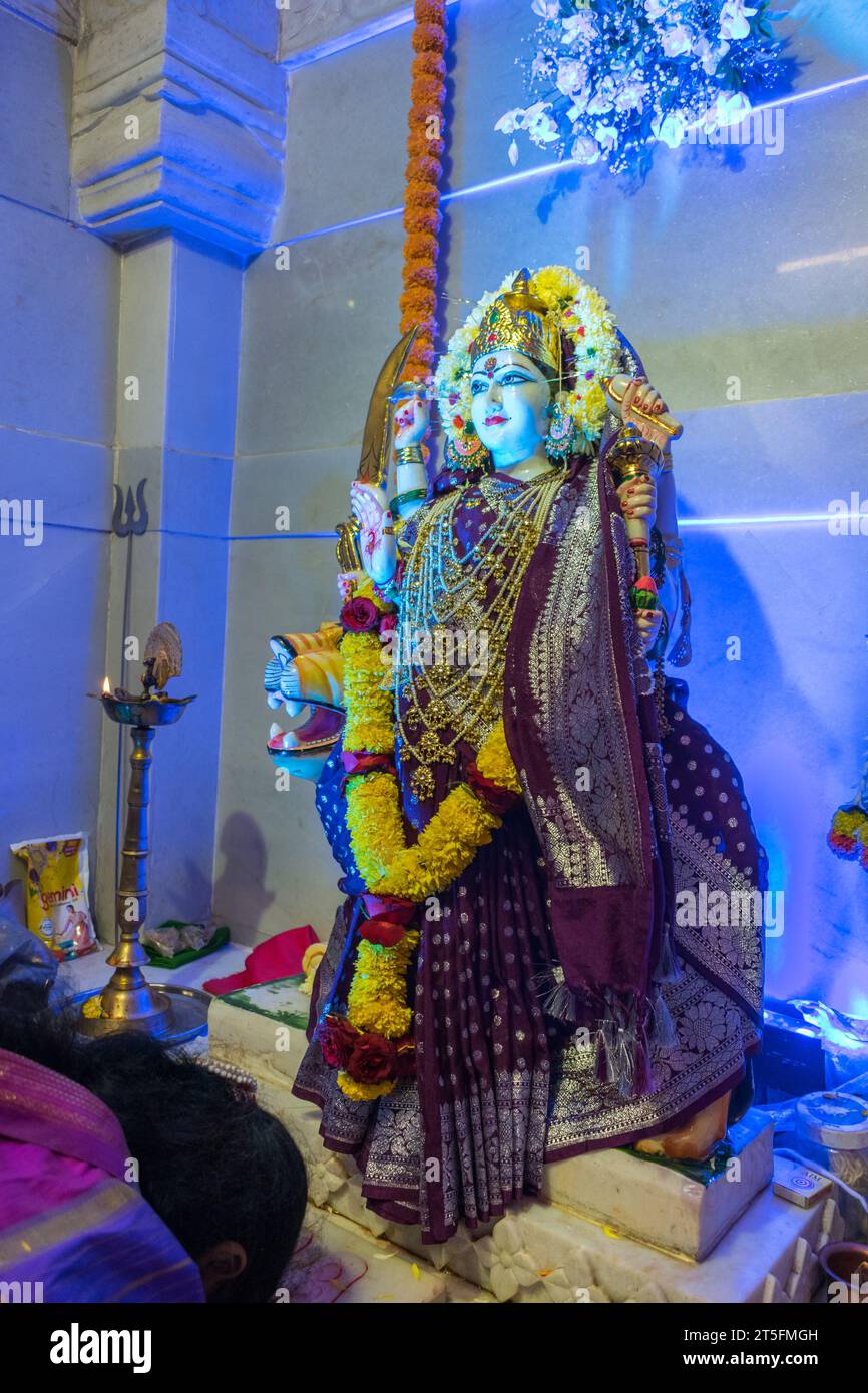 Ein wunderschönes Idol von Maa Durga, der während Navratri in Mumbai, Indien, bei einem Pandal verehrt wird Stockfoto