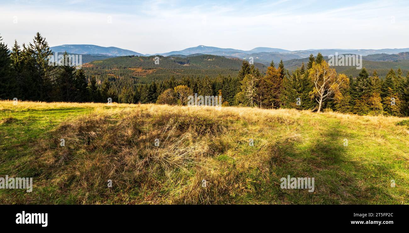 Blick vom Berg Beskid in der Nähe von Bumbalka im Herbst Moravskoslezske Beskiden an der tschechisch-slowakischen Grenze Stockfoto
