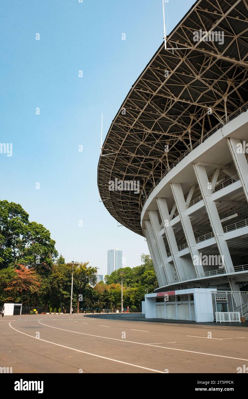 Erkunden Sie die Pracht des Gelora Bung Karno Stadions, wo sich die Sportgeschichte inmitten der Natur entfaltet. Stockfoto