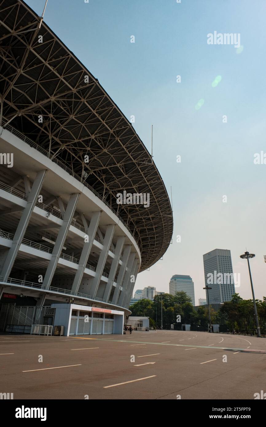 Erleben Sie die ruhige Majestät des Gelora Bung Karno Stadions von der gegenüberliegenden Flanke. Das leere Gelände spiegelt die geschichtsträchtige Vergangenheit des Stadions wider Stockfoto