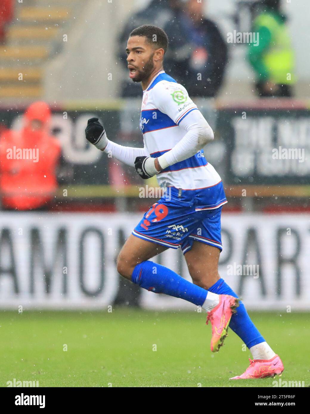 Elijah Dixon-Bonner #19 der Queens Park Rangers während des Sky Bet Championship Matches Rotherham United gegen Queens Park Rangers im New York Stadium, Rotherham, Großbritannien, 4. November 2023 (Foto: Alfie Cosgrove/News Images) Stockfoto