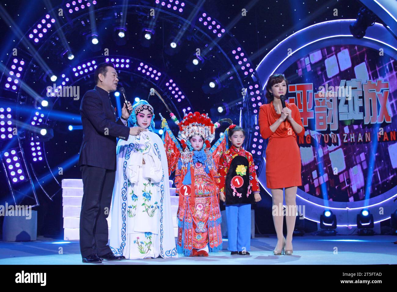 LUANNAN COUNTY - 6. JANUAR: Der CCTV-Opernsender moderiert Zhao Baole und liu chang und Schauspieler auf der Bühne im ChengZhaoCai Grand Theatre, 6. Januar Stockfoto