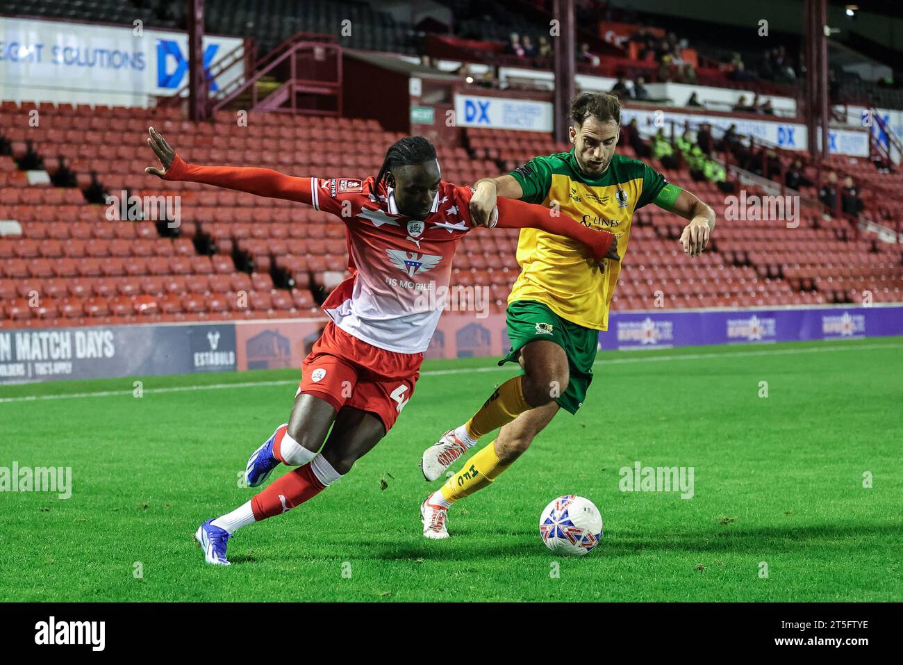 Devante Cole #44 von Barnsley während des Emirates FA Cup 1st Round Match Barnsley gegen Horsham FC in Oakwell, Barnsley, Großbritannien, 3. November 2023 (Foto: Mark Cosgrove/News Images) Stockfoto