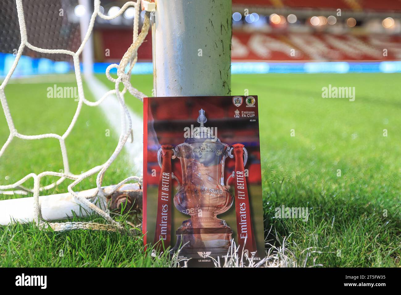 Das Spieltag-Programm während des Emirates FA Cup Match Barnsley vs Horsham FC in Oakwell, Barnsley, Großbritannien, 3. November 2023 (Foto: Alfie Cosgrove/News Images) Stockfoto