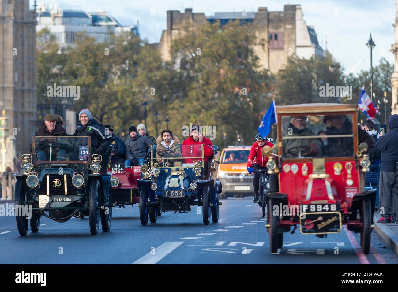 London, Großbritannien. 5. November 2023. Teilnehmer an Oldtimern überqueren die Westminster Bridge während des London-Brighton-Veteran-Car-Laufs. Mehr als 400 Oldtimer aus der Zeit vor 1905 nehmen am 127. Jahrestag des historischen Emancipation Run Teil, bei dem die Verabschiedung des Lokomotiven-on-Highway-Gesetzes gefeiert wurde, das die Geschwindigkeitsbegrenzung von 4 mph auf 14 mph erhöht. ohne die Notwendigkeit, Fahrzeugen einen Mann mit roter Warnfahne voraus zu geben, beendet damit Jahrhunderte des Pferdeverkehrs und gibt dem Autofahrer die Freiheit der Straße Stockfoto